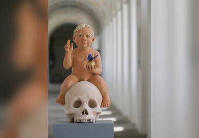 Terrakottafigur eines Kindes, dass auf einem Schädelknochen sitzt