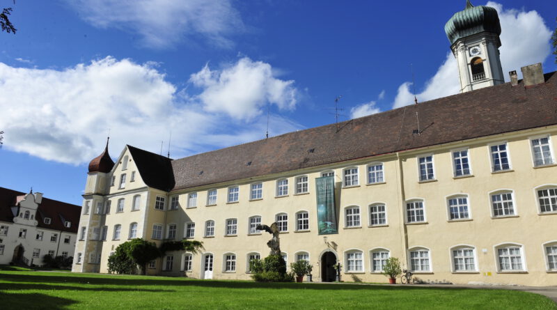 Die Fassade des Schloss Isny mit strahlend blauem Himmel