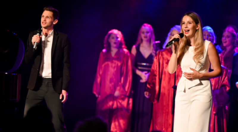 Die Sänger Patrick Hörnle und Jana-Sophie Vöhringer mit Show-Ensemble auf der Bühne