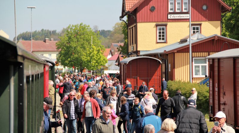 Passagiere am Bahnhof der Öchslebahn