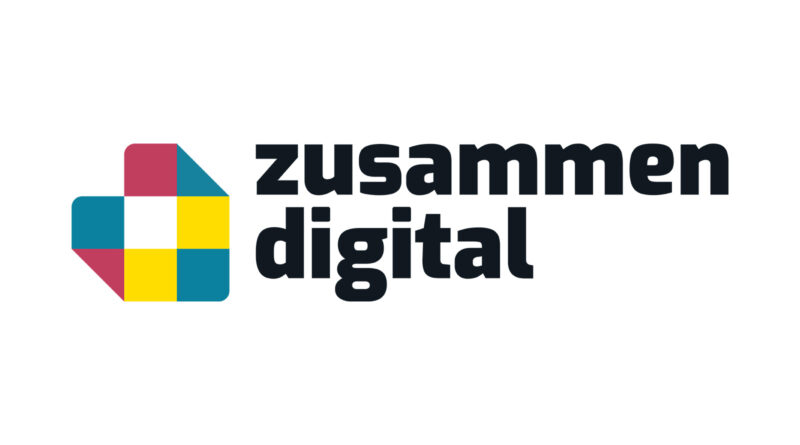 Das Logo des Projekts zusammen digital mit dem Schriftzug und einem Pfeil aus bunten Pixeln