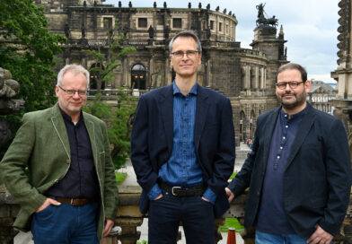 die drei Mitglieder des Streichtrios der Sächsischen Staatskapelle Dresden stehen leger vor der Semperoper