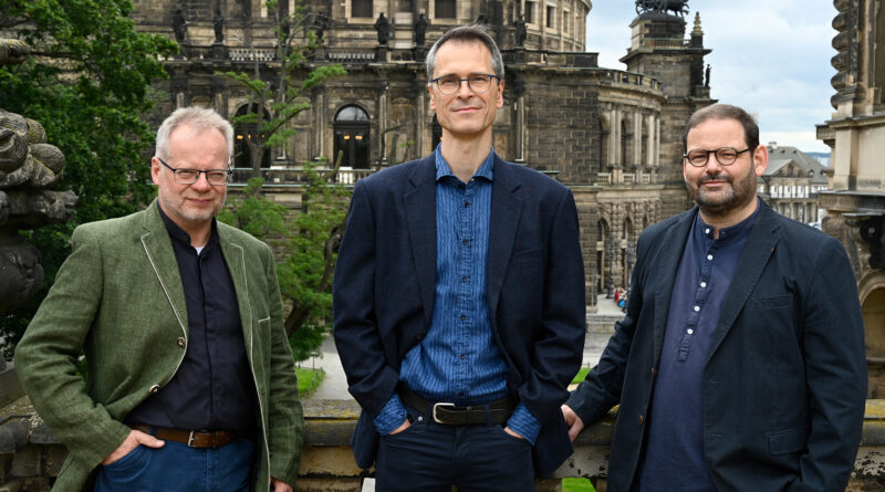 die drei Mitglieder des Streichtrios der Sächsischen Staatskapelle Dresden stehen leger vor der Semperoper