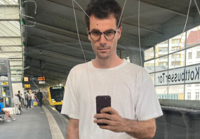 Der Preisträger Achim Jäger in einem Selfie auf einem U-Bahnhof