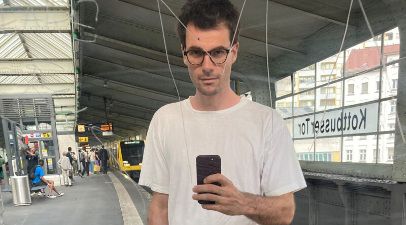 Der Preisträger Achim Jäger in einem Selfie auf einem U-Bahnhof