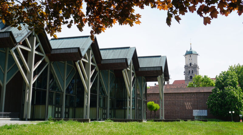 Die Fassade der Stadthalle Memmingen, im Hintergrund der Martinsturm