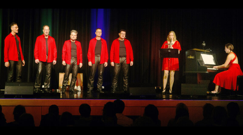 Die a-capella-Gruppe picobellos mit Begleitung auf einer Bühne