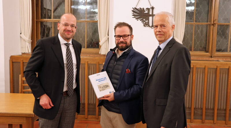 Präsentation des 16. Forschungsbandes zur schwäbischen Regionalgeschichte: Herausgeber Prof. Dr. Dietmar Schiersner, Oberbürgermeister Jan Rothenbacher und Herausgeber Dr. Peer Frieß