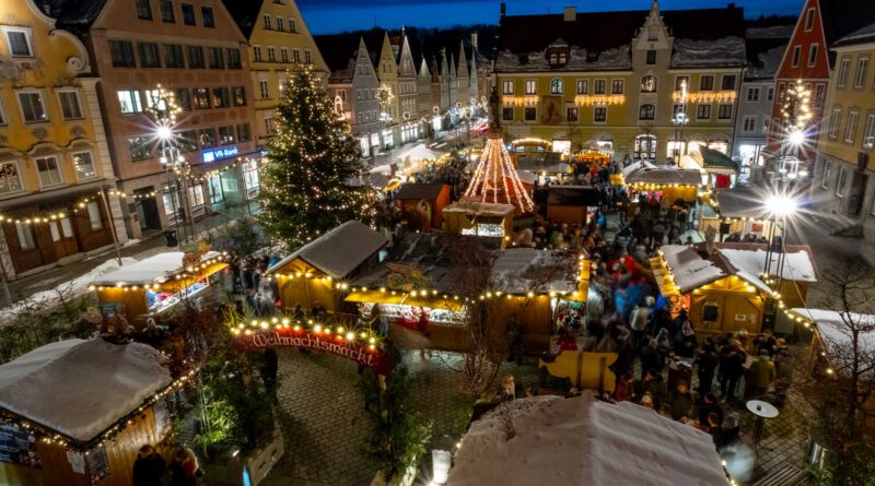 Der Mindelheimer Weihnachtsmarkt in abendlicher Stimmung mit vielen Lichtern aus der Vogelperspektive