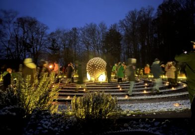 Ein festlich beleuchteter Irrgarten bei Nacht