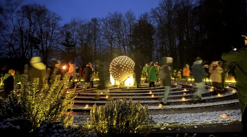 Ein festlich beleuchteter Irrgarten bei Nacht