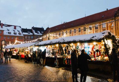 beleuchtete Weihnachtsmarktstände auf dem Memminger Marktplatz in der Dämmerung