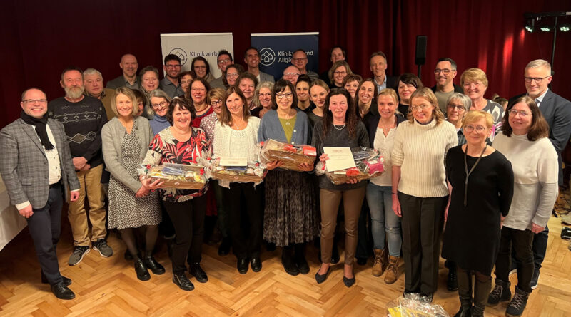 Gruppenbild mit den geehrten Mitarbeiterinnen und Mitarbeitern