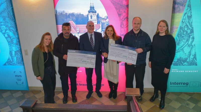 Regina Gropper, Frank Campoi, Johannes Stefko, Brigitte M. Ehrmann, Lukas Rehm, Dr. Veronika Heilmannseder, bei der symbolischen Scheck-Übergabe im Treppenhaus des Stadtmuseums Memmingen