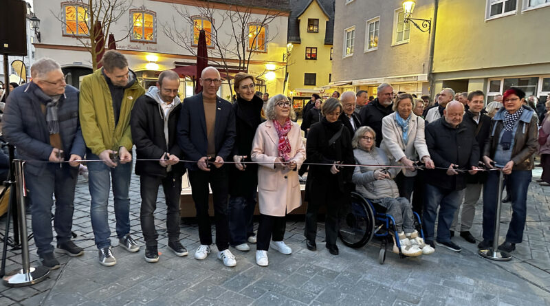 Mit einem feierlichen Banddurchschneiden mit Bürgermeisterin Margareta Böckh, Stadträtinnen und Stadträten sowie Vertretern von Verwaltung und Planungsbüros wurde der umgestaltete Weinmarkt feierlich eröffnet.